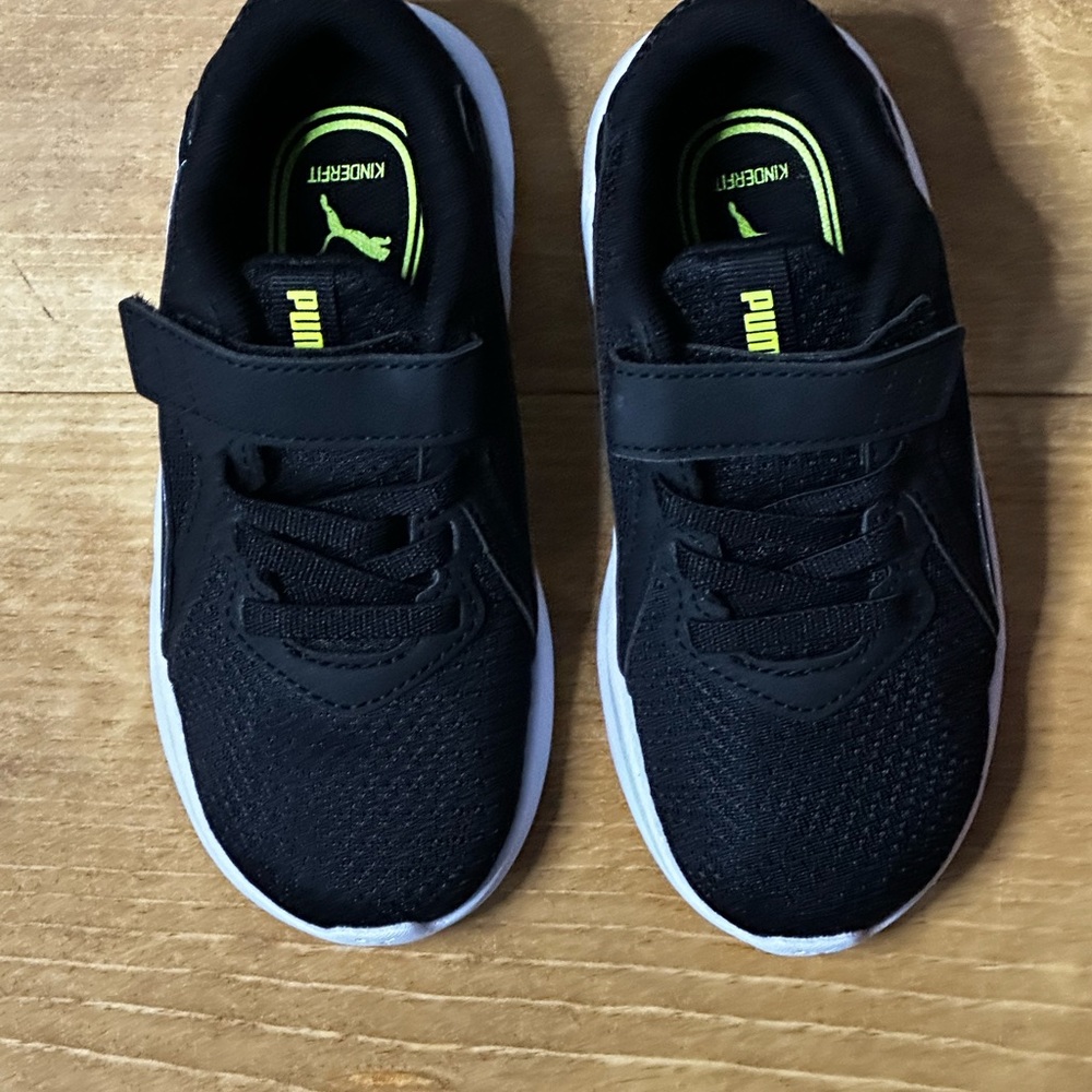 Puma Kids Twitch Runner Shoes size 9 black & white